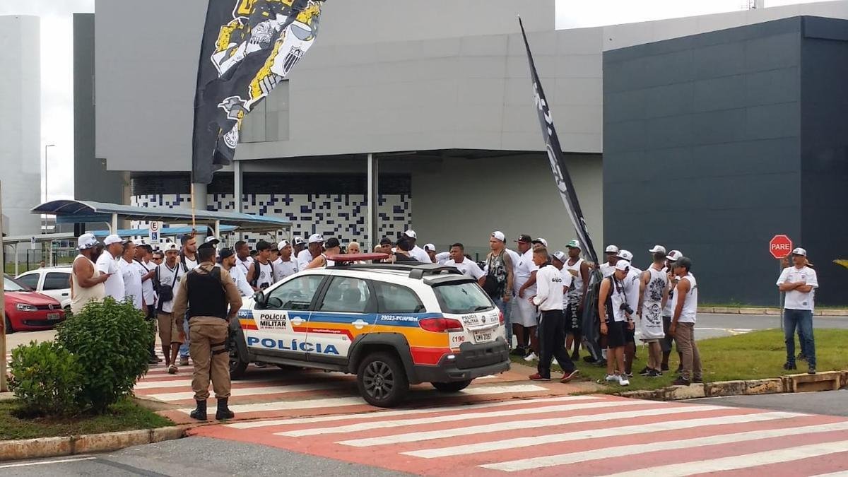 A Polcia Militar impediu os torcedores do Atltico de acessarem o terminal onde Dudamel iria desembarcar