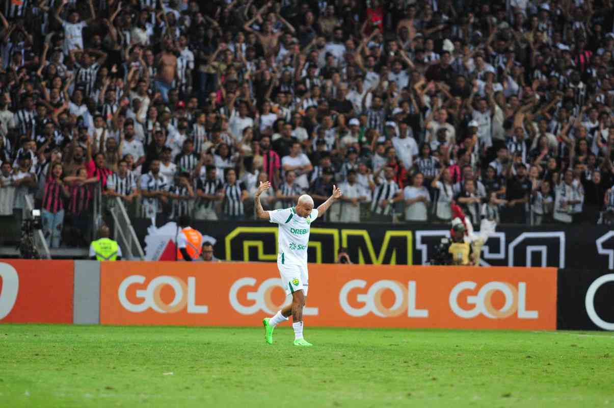 Deyverson provocou a torcida do Atltico, discutiu, marcou gol anulado e foi vaiado no Mineiro, em Belo Horizonte, no duelo entre Galo e Cuiab. 