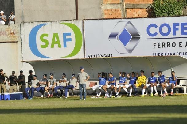 Torcidas de Cruzeiro e Guarani lotaram estdio Fario e casas do entorno, em Divinpolis, para assistir ao duelo de abertura do Campeonato Mineiro 2019