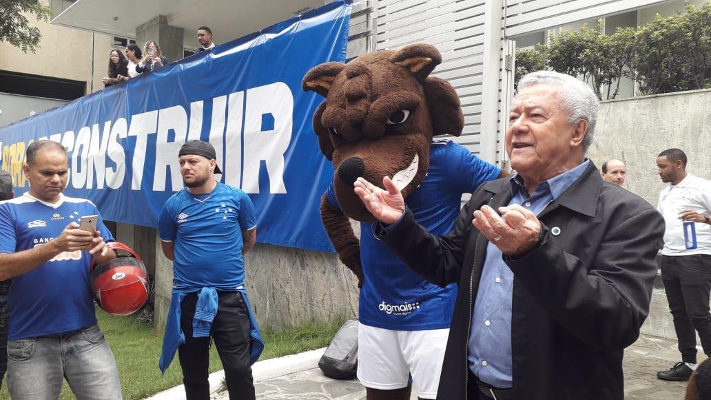 Movimentao na porta da Sede Administrativa do Cruzeiro para o lanamento do 'scio reconstruo'