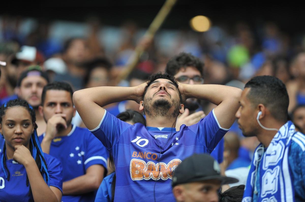 Choro dos torcedores do Cruzeiro com a queda  segunda diviso