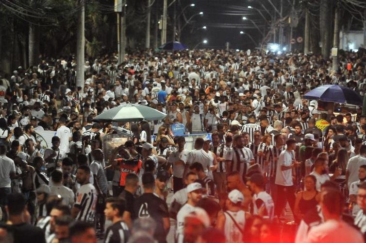 Atleticanos invadiram o Mineirão no jogo contra o Grêmio e bateram recorde de público no Brasileiro; veja fotos do entorno do estádio antes da partida