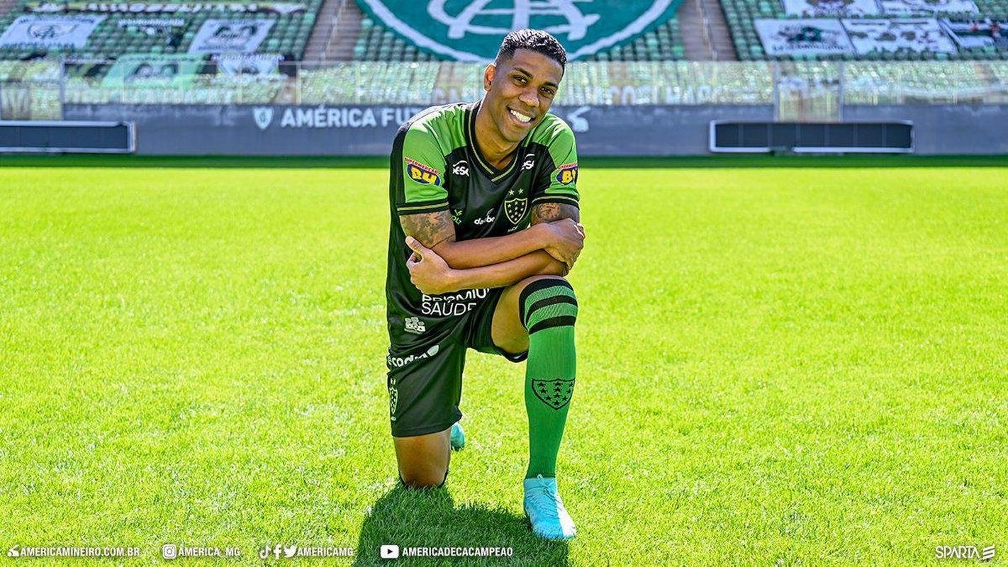 Amrica lana uniforme 3 preto em referncia  luta contra o racismo. Na foto, o atacante Berro