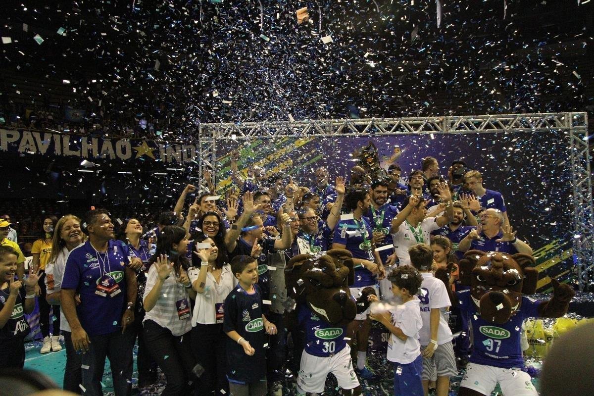 Depois da vitria sobre o Sesi, jogadores do Cruzeiro fizeram grande festa no Mineirinho, em BH