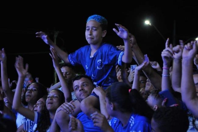 Torcedores do Cruzeiro cantam eufricos durante a Caravana em Conselheiro Lafaiete, com a visita de Ronaldo