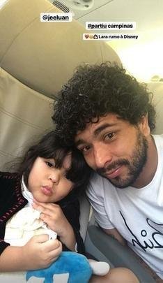 No embarque para Orlando-EUA com a família, Luan teve problema com o passaporte da filha e teve que ficar mais uns dias no Brasil. Depois de tudo resolvido, ele seguiu para os Estados Unidos, onde se encontrou com a esposa. Os primeiros dias de férias serão na Disney