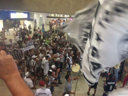 Torcedores do Atlético recebem jogadores com festa em Confins