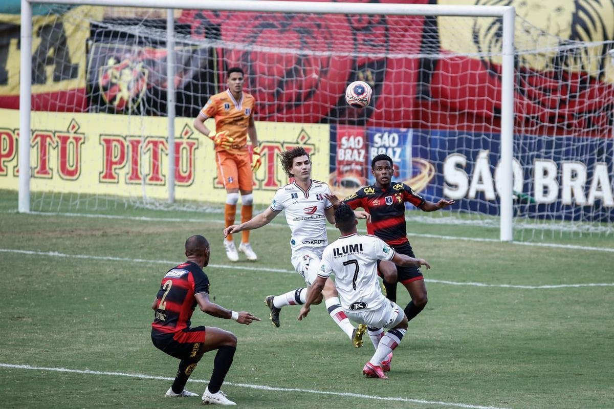 Rubro-negros e tricolores duelaram na Ilha do Retiro em partida que marcou o retorno do futebol em Pernambuco