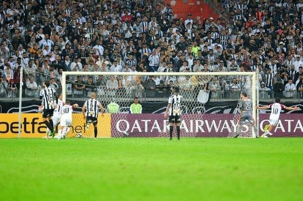 Pulga Rodrguez converteu pnalti cometido por Elias e diminuiu para o Coln: 2 a 1