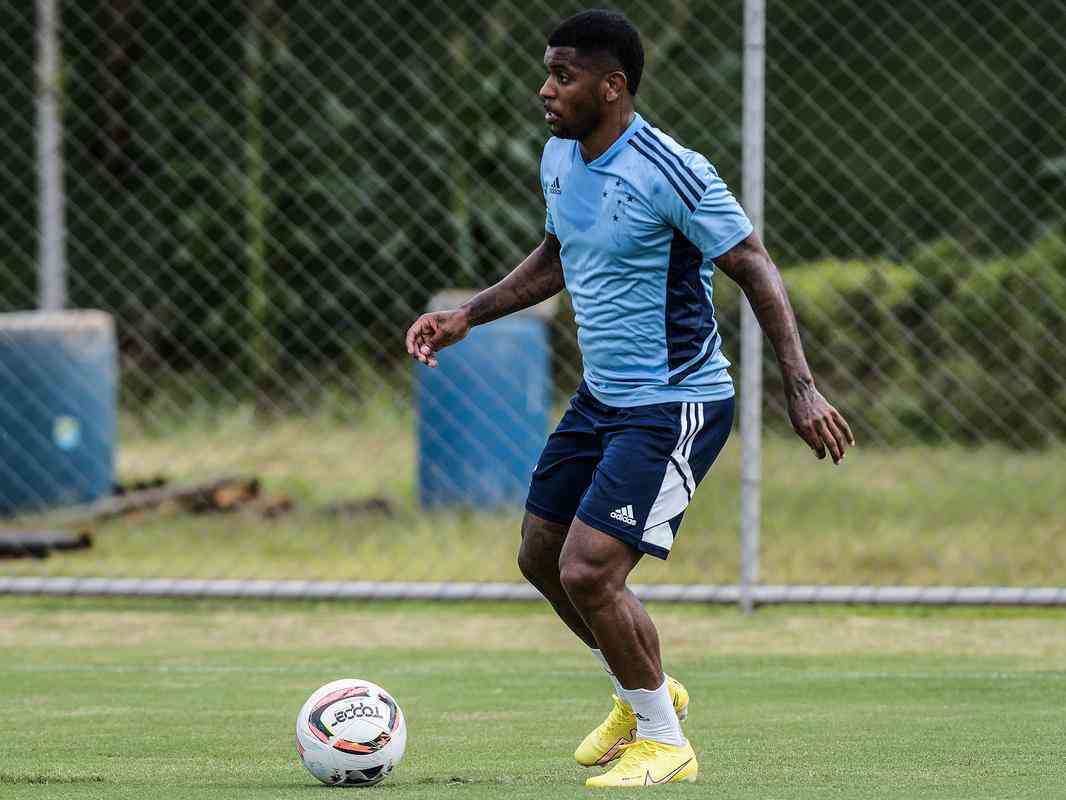 À espera de resolução de imbróglio no Cruzeiro na Fifa, Angulo participa de  treino na Toca - Superesportes