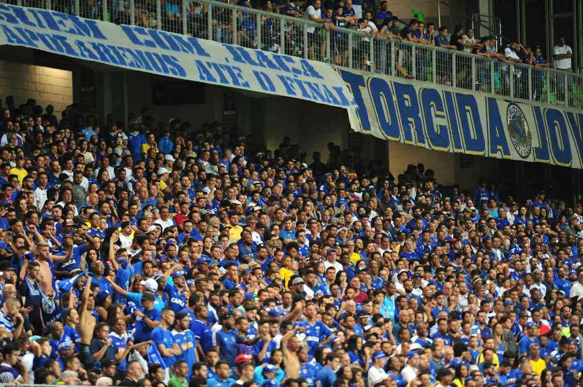Com apoio da torcida, Cruzeiro recebeu a Chapecoense no Independncia 