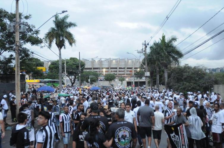 Fotos da torcida do Atltico na chegada ao Mineiro para a partida diante do Juventude pela 34 rodada do Brasileiro