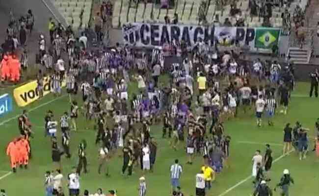 Funcionário do Ceará joga sal grosso na Arena Castelão antes de jogo com  Cuiabá - Jogada - Diário do Nordeste