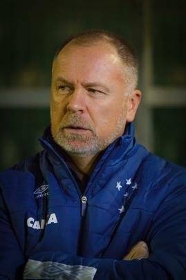 Cruzeiro perde para Chapecoense em jogo que teve atraso por causa de pane em refletores