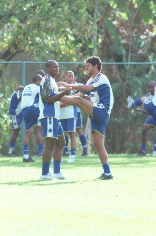 Fotos do zagueiro Joo Carlos em suas passagens pelo Cruzeiro, entre 1996 e 2001