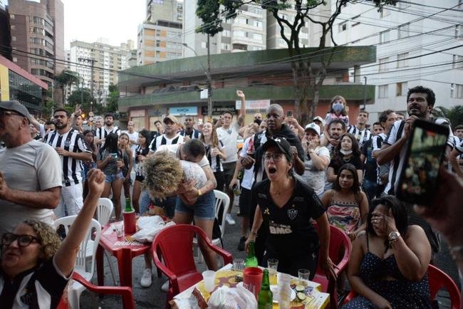 Festa atleticana no Bar do Salomo, em BH, com a conquista do ttulo da Supercopa do Brasil. Galo venceu o Flamengo por 8 a 7 nos pnaltis aps empate por 2 a 2 no tempo normal