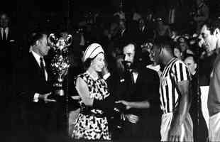 9/11/1968 - Pel com a Rainha Elizabeth no Maracan, no Rio de Janeiro