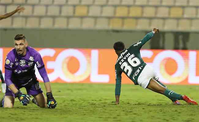 Kevin marcou pela primeira vez como profissional e garantiu triunfo do Palmeiras na despedida