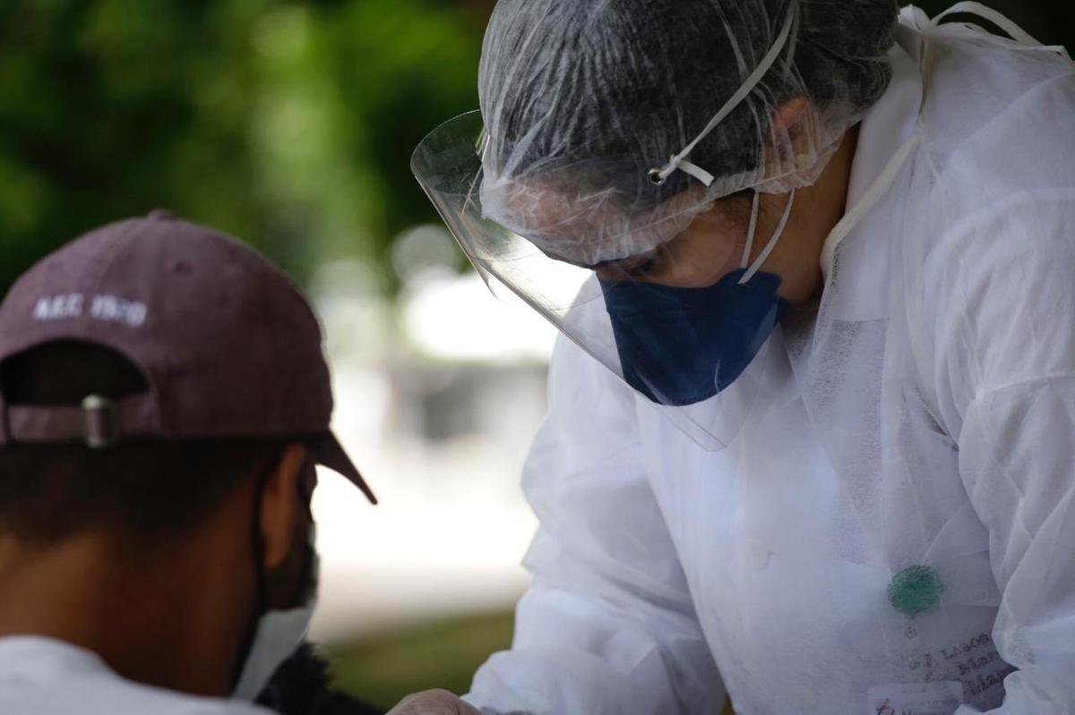 Iniciando o processo de retorno às atividades, o Sport realiza na manhã desta quinta-feira, na Ilha do Retiro. a testagem em todo o corpo de profissionais que terão acesso ao CT. Serão 93 exames da Covid-19 para jogadores, comissão técnica, funcionários e staff.