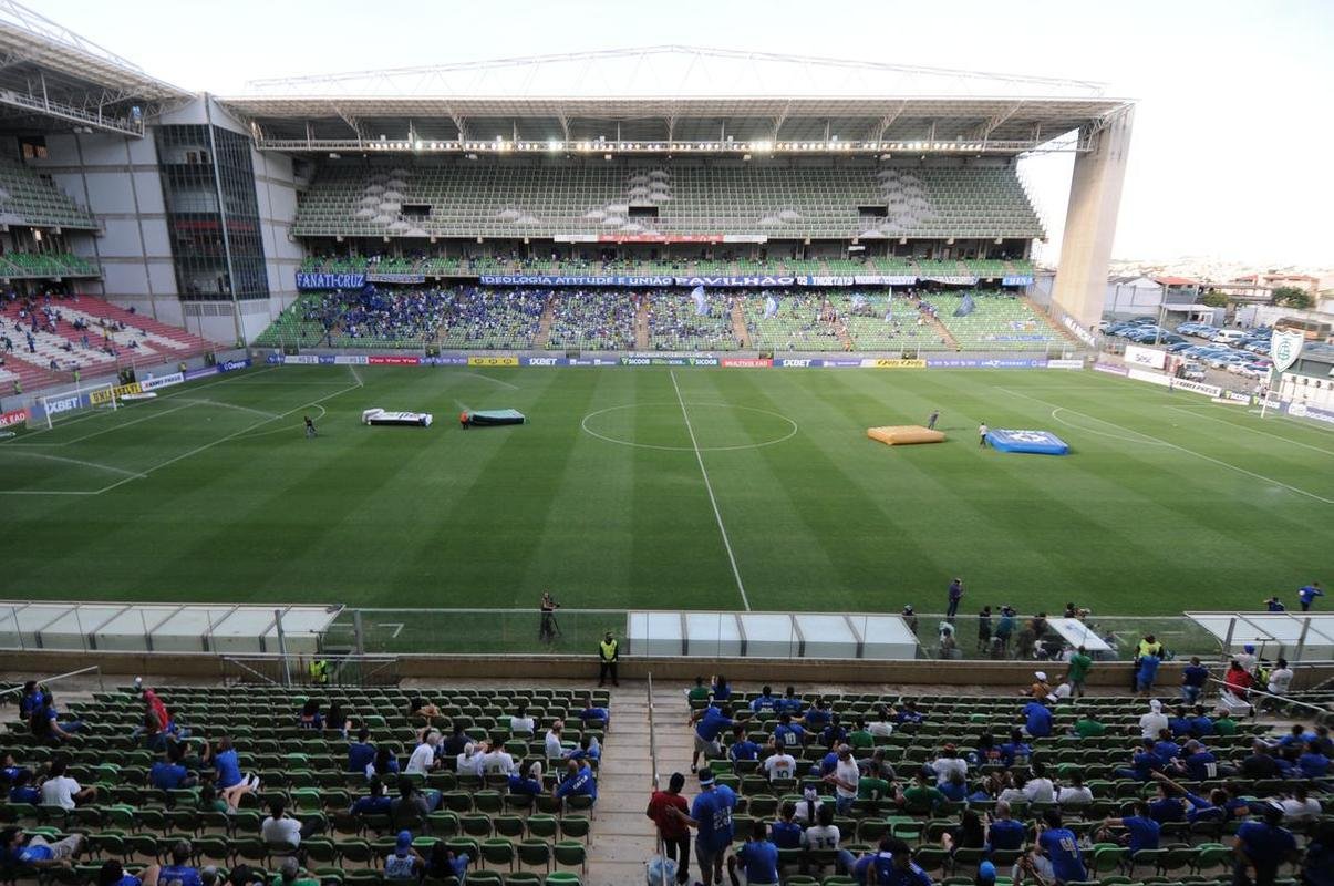 Fotos da torcida do Cruzeiro na vitria do time por 3 a 0 sobre a URT, no Independncia, pela primeira rodada do Campeonato Mineiro. Ronaldo, dono de 90% da SAF cruzeirense, esteve presente e foi ovacionado pelo pblico