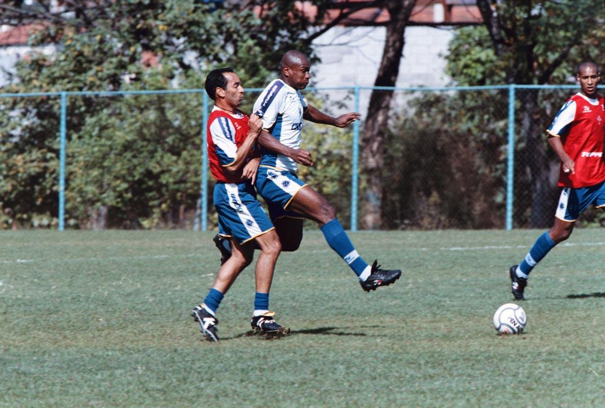 Fotos do zagueiro Joo Carlos em suas passagens pelo Cruzeiro, entre 1996 e 2001