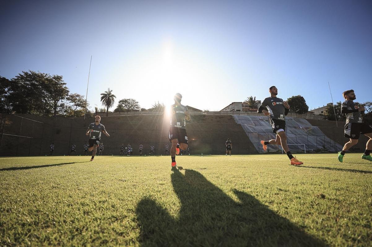 Nesta tera-feira (26), Cuca foi apresentado como treinador do Atltico - pela terceira vez na carreira. Primeiro, foi saudado pelo diretor de futebol Rodrigo Caetano e concedeu entrevista coletiva na sala de imprensa da Cidade do Galo. Depois, comandou o primeiro treino com o elenco no CT, j pensando no confronto contra o Internacional, pelo Campeonato Brasileiro.