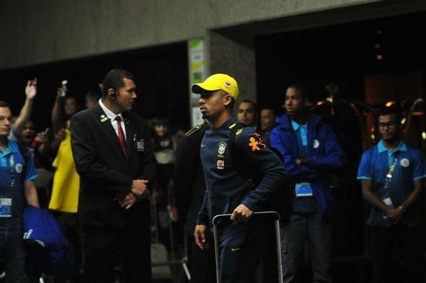 Seleo Brasileira deixou hotel Ouro Minas na noite desta quarta-feira e se despediu de Belo Horizonte, onde venceu a Argentina por 2 a 0 na semifinal da Copa Amrica. Reta final de treinos ser na Granja Comary, em Terespolis. Deciso est marcado para domingo, s 17h, no Maracan