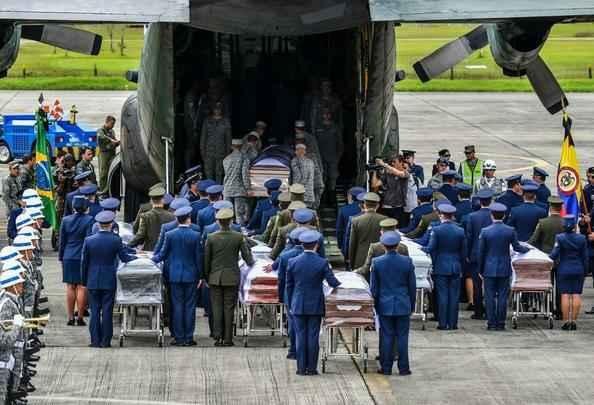 Corpos das vítimas da queda do voo da Chapecoense deixam Medellín rumo a Chapecó. Velório neste sábado, na cidade catarinense, deve reunir mais de cem mil pessoas e mil jornalistas do mundo todo