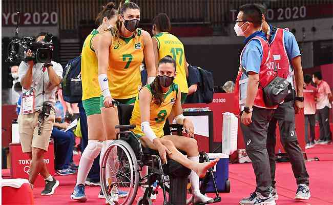 Macris deixou a quadra em cadeira de rodas no terceiro set da vitória brasileira