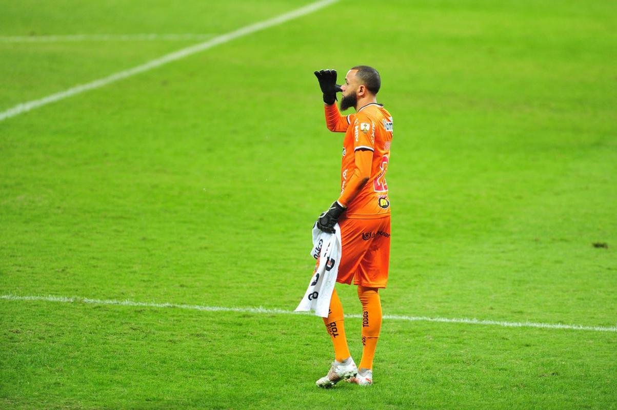 Goleiro Everson, do Atltico, foi heri na deciso por pnaltis contra o Boca Juniors ao defender duas cobranas e ao marcar o gol da classificao: 3 a 1 nas batidas alternadas aps 0 a 0 no tempo normal, no Mineiro.