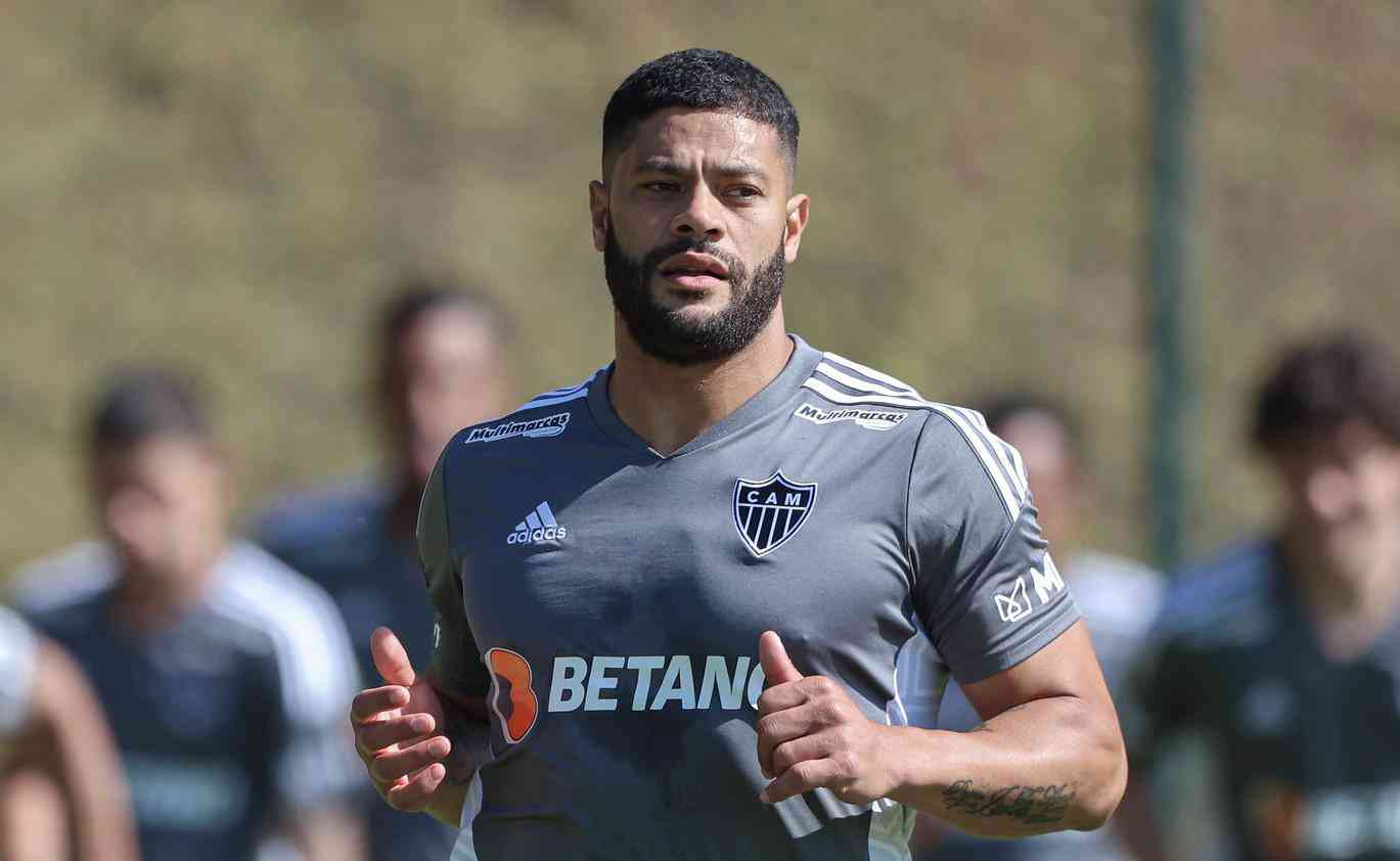 Paulinho e Diego Silva são apresentados e vestem camisa do Flamengo