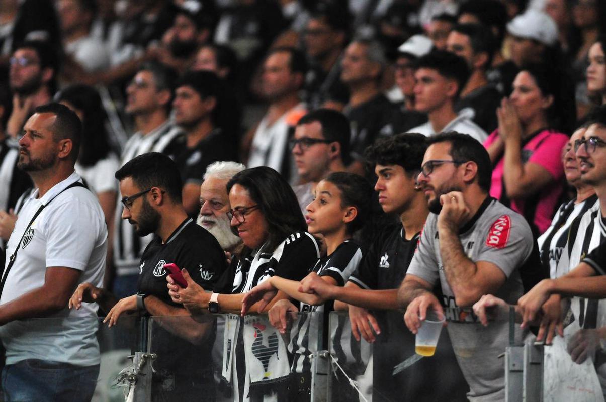 Reaes de Hulk e da torcida do Atltico no jogo com o Libertad