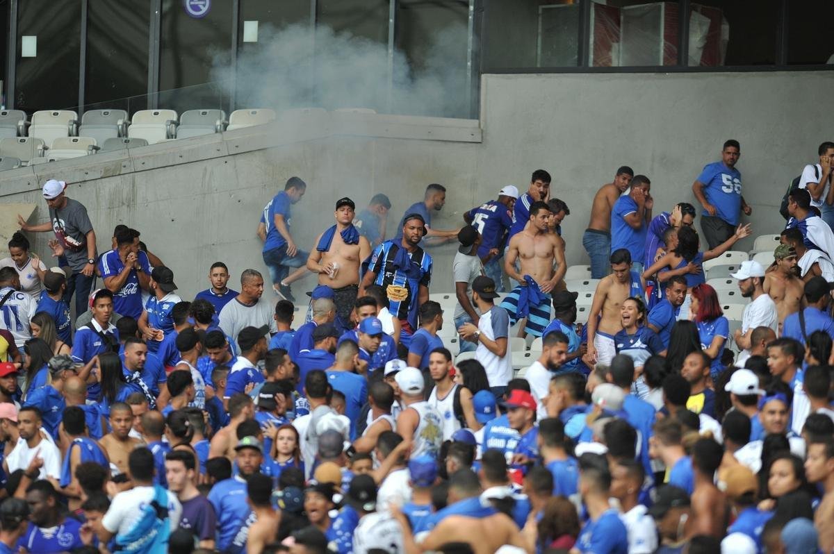 Depois de derrota do Cruzeiro para o Palmeiras e da confirmao do rebaixamento, Mineiro virou praa de guerra, com ira da torcida, depredaes e bombas