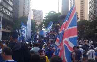 Praa Sete colorida de azul e branco! Multido cruzeirense vai s ruas celebrar a conquista do hexa da Copa do Brasil