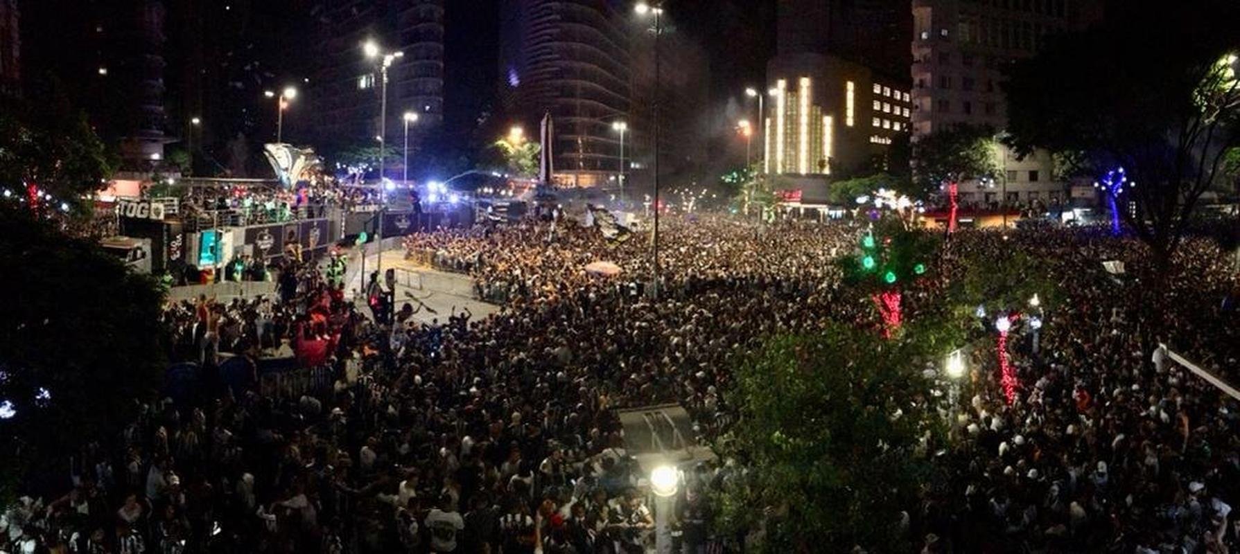 Praa Sete, no Centro de BH, tomada por atleticanos na festa do ttulo brasileiro