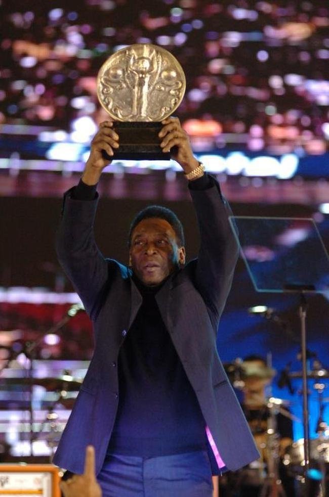 18/06/2008 - Pel recebeu um trofu no Mineiro e colocou os ps na Calada da Fama do estdio antes do jogo entre Brasil e Argentina pela sexta rodada das Eliminatrias da Copa do Mundo de 2010. Cerimnia contou com a presena do ento governador de Minas, Acio Neves.