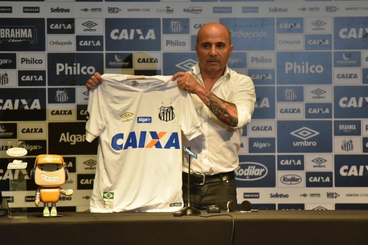 O Santos anunciou a contratao do tcnico Jorge Sampaoli