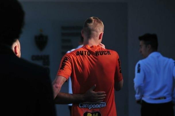 Imagens do pronunciamento do ex-volante Adilson