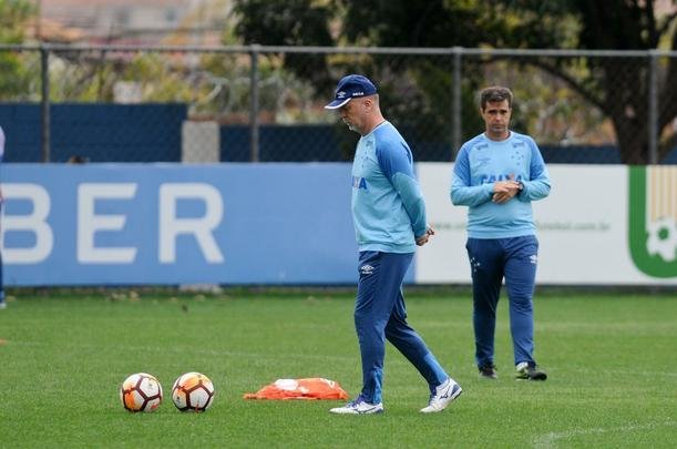 Cruzeiro treinou na tarde desta segunda-feira, na Toca da Raposa II, e embarcou para Buenos Aires horas depois. Na quarta, time enfrenta o Boca Juniors, na Bombonera, pela Copa Libertadores. O meia Arrascaeta, com dores na coxa esquerda, no viajou com a delegao. Tambm ficaram em Belo Horizonte o meia Mancuello e o atacante Sass.