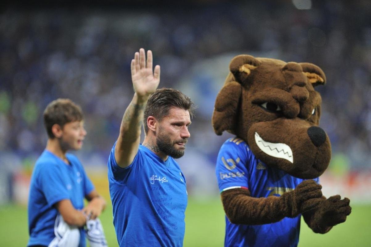 Ao lado dos filhos, Rafinha e Nicholas, Rafael Sobis foi aos prantos no Mineiro em sua despedida do futebol com a camisa do Cruzeiro. Depois de trocar a camisa com o histrico craque celeste Dirceu Lopes, ele saudou os torcedores e teve o nome gritado pelo estdio lotado. Noite foi de muita emoo para o agora ex-atacante, de 36 anos.