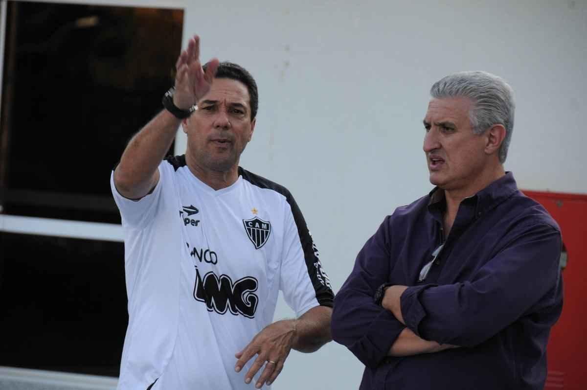 03/09/2010. O tcnico de futebol do Atltico, Vanderlei Luxemburgo, e o gerente de futebol, Eduardo Maluf, no Centro de Treinamento (Cidade do Galo)