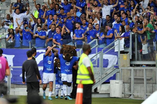 Fotos do gol de Edu, do Cruzeiro, sobre o Athletic, no Mineiro, em jogo de ida da semifinal do Mineiro
