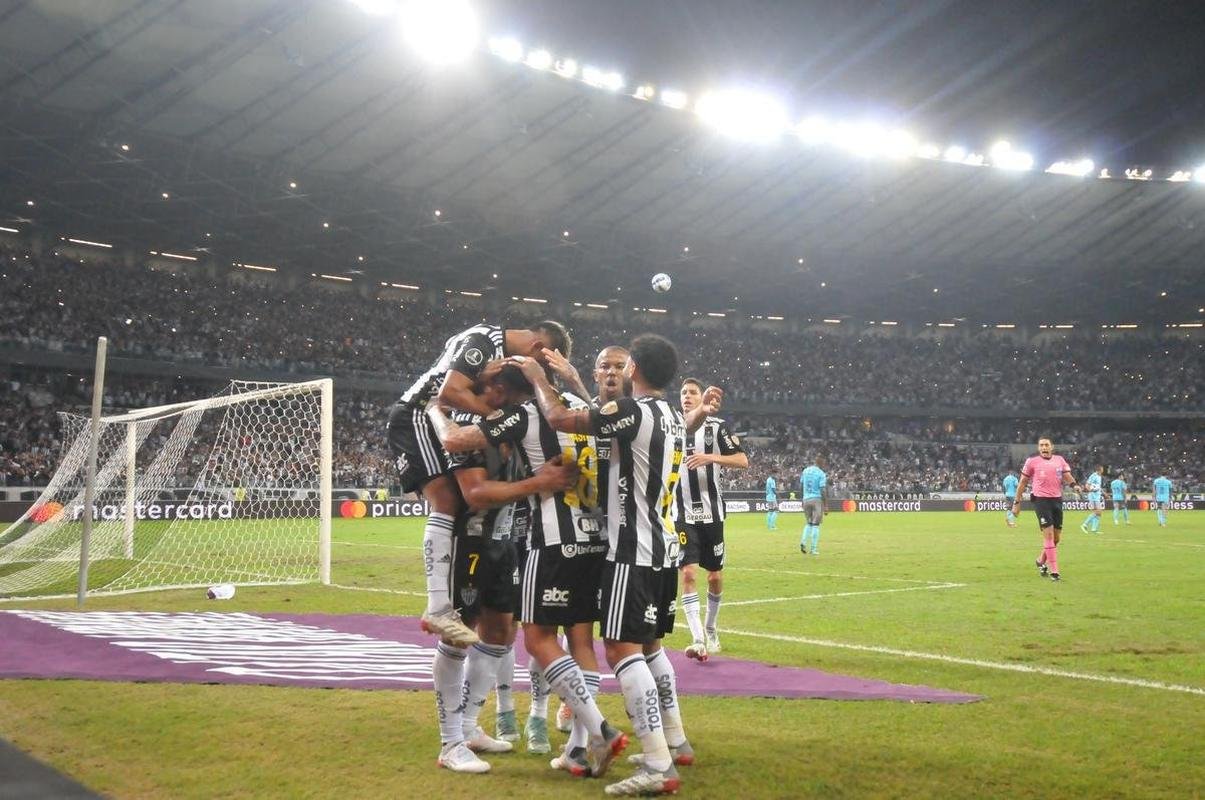 Fotos do gol de Hulk, que deu a vitria ao Galo sobre o Emelec e a classificao s quartas de final da Libertadores
