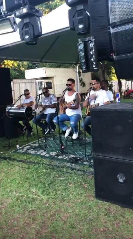 Meia-atacante Robinho curte pagode