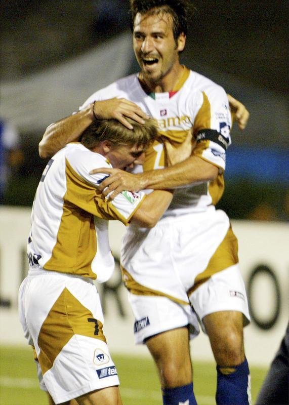Em 2003, o Pumas-MEX passou com trs vitrias, nenhum empate e trs derrotas. O time foi eliminado nas oitavas de final.