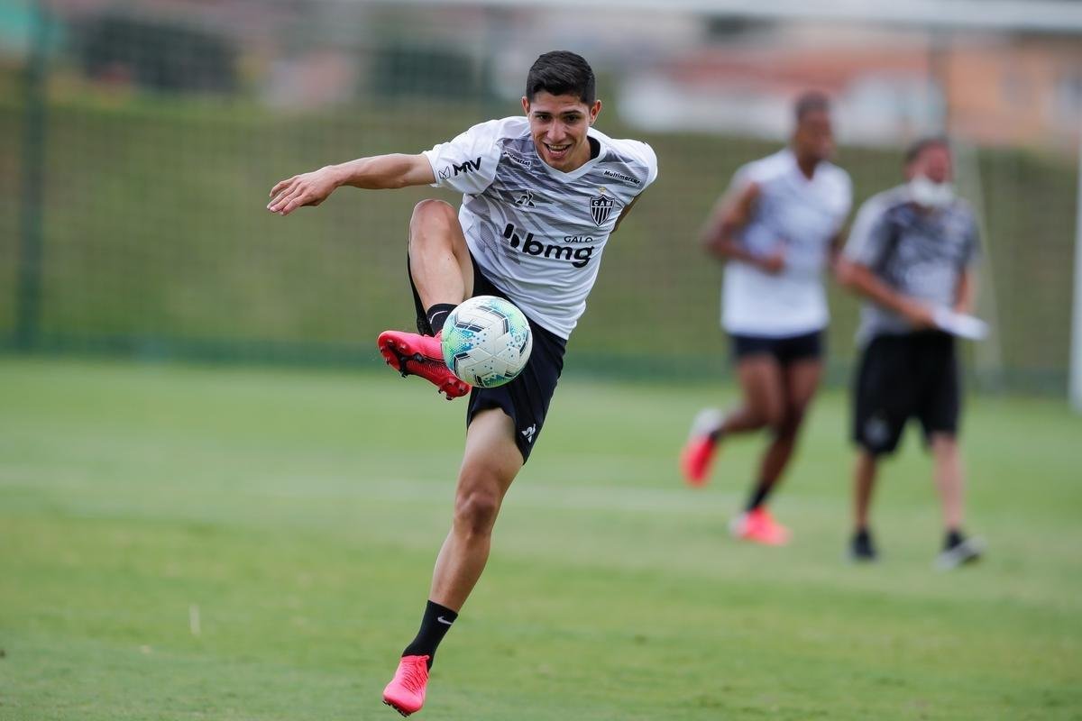 Aps polmica balada, Dylan e Marrony participam normalmente do treino na Cidade do Galo