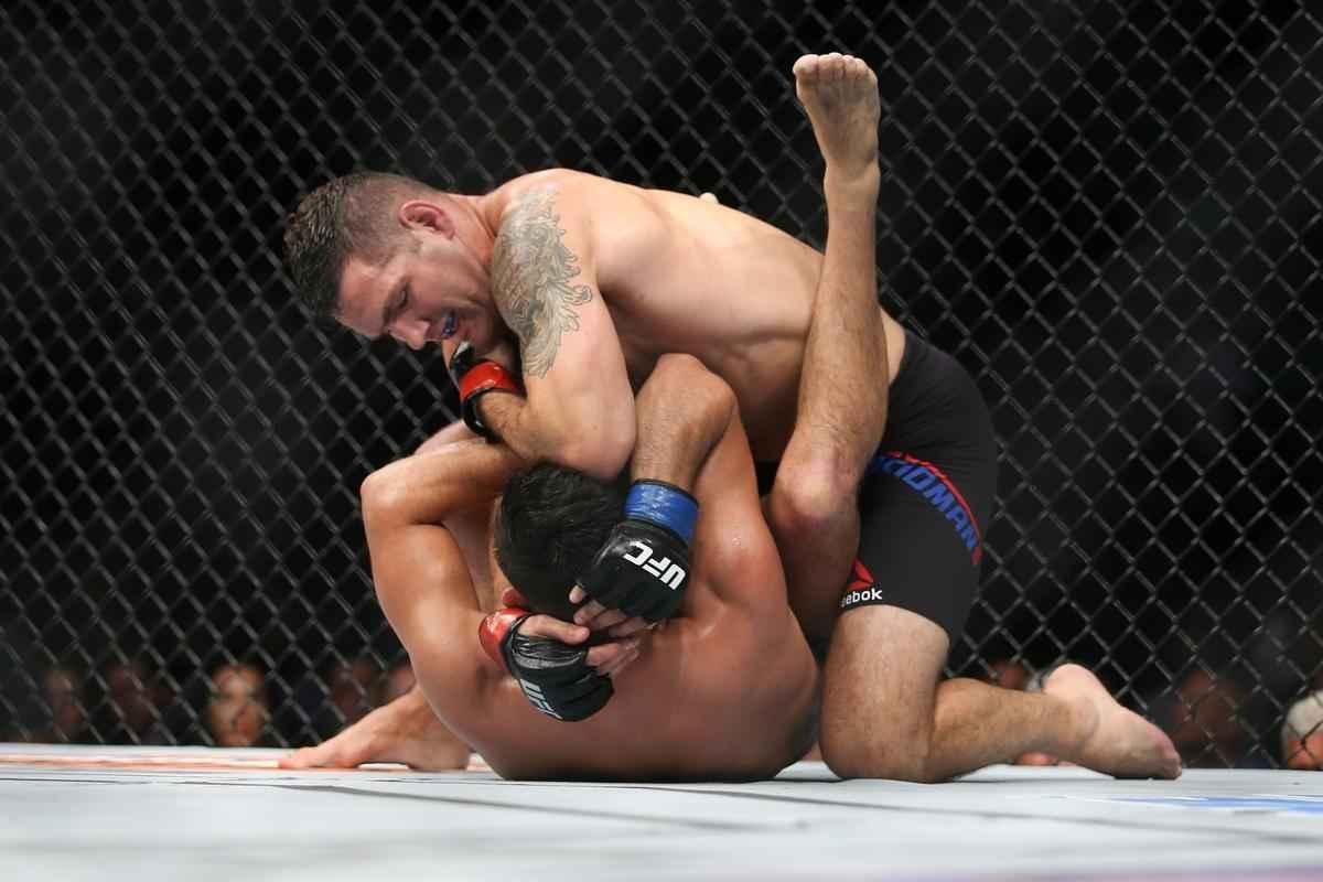 Chris Weidman venceu Kelvin Gastelum por finalizao no terceiro round