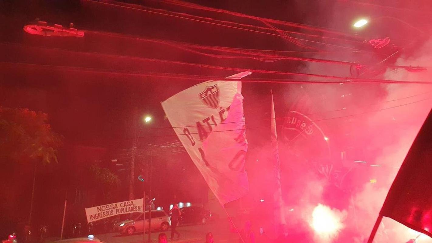Torcedores do Atltico protestaram em frente  sede do clube nesta segunda-feira (21/11)