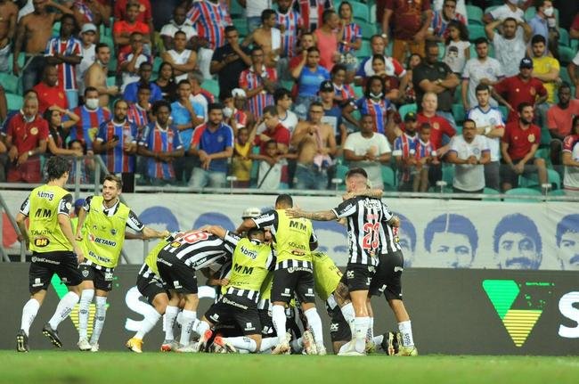 Galo venceu o Bahia de virada, por 3 a 2, com gols de Hulk, de p�nalti, e Keno, em duas finaliza��es perfeitas. Com resultado, clube se sagrou bicampe�o brasileiro ap�s 50 anos