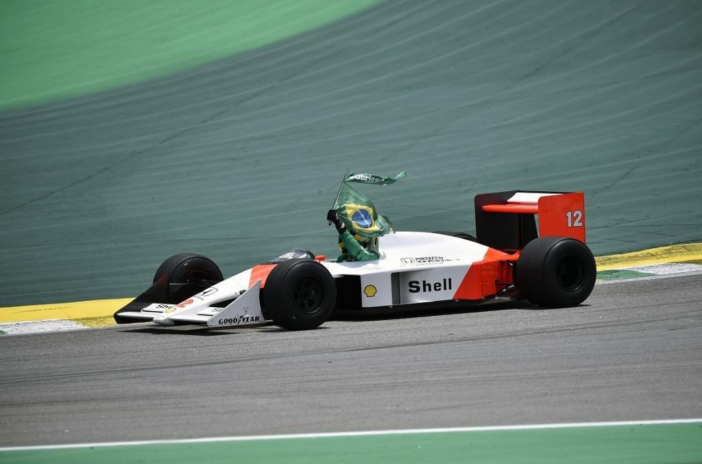 Bruno Senna pilota McLaren histrica de Ayrton e leva Interlagos ao delrio